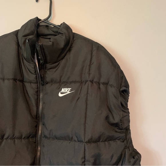 NWT. NIKE Sportswear Women's Classic Puffer Therma-FIT Loose Vest - Picture 4 of 6